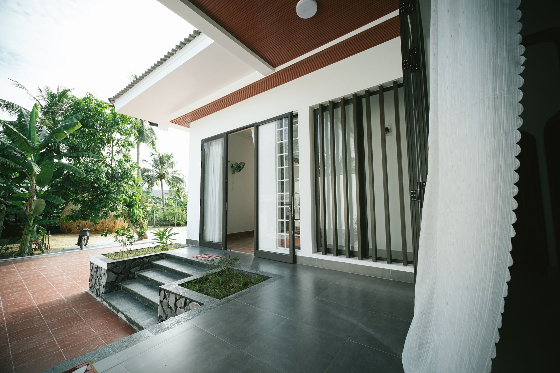 Modern landscaped outdoor patio